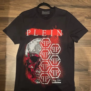 Phillipp Plein T Shirt - En mäktigt Phillip Plein T-shirt med kristaller. Storleken är L och skicket är utmärkt. Vid fler funderingar eller frågor är det bara att kontakta mig!