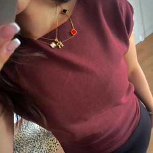 Vinröd tröja - Vinröd tröja, supernajs material! Älskar!💗💗 aldrig använd💗💗 passar m/L
