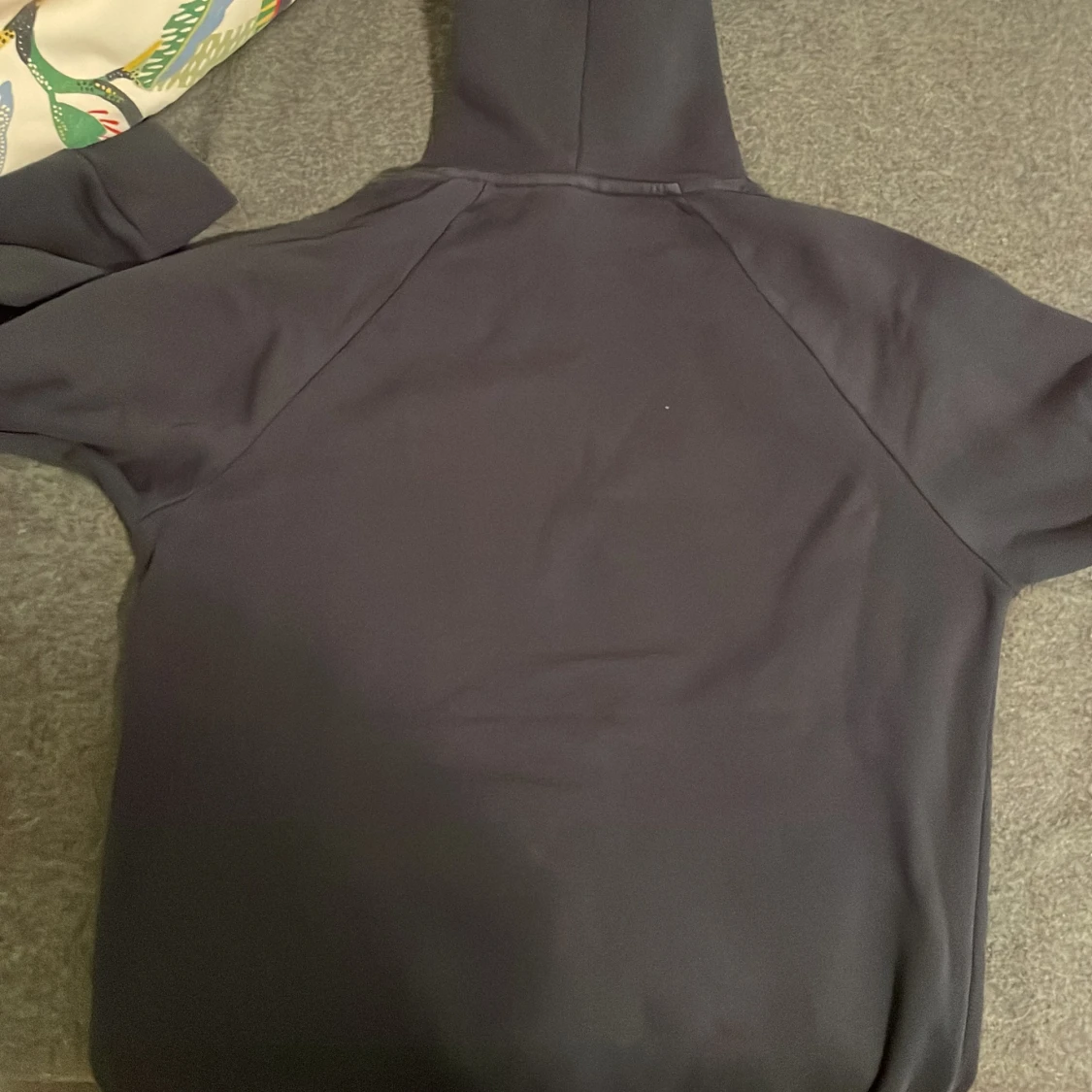 Mörkblå peak performance hoodie - 90