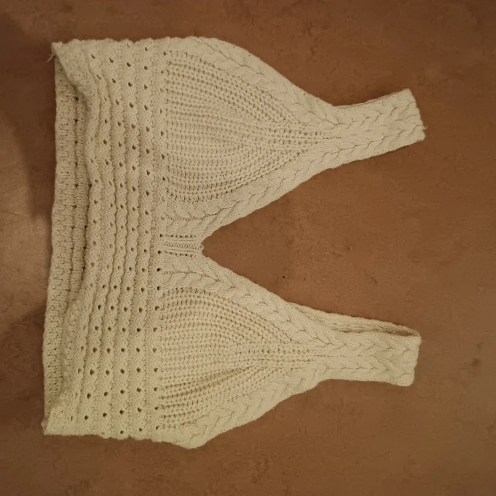 Supersöt bohemiskt crochet topp som passar perfekt för sommaren och stranden! *köparen står för frakt. Toppar.