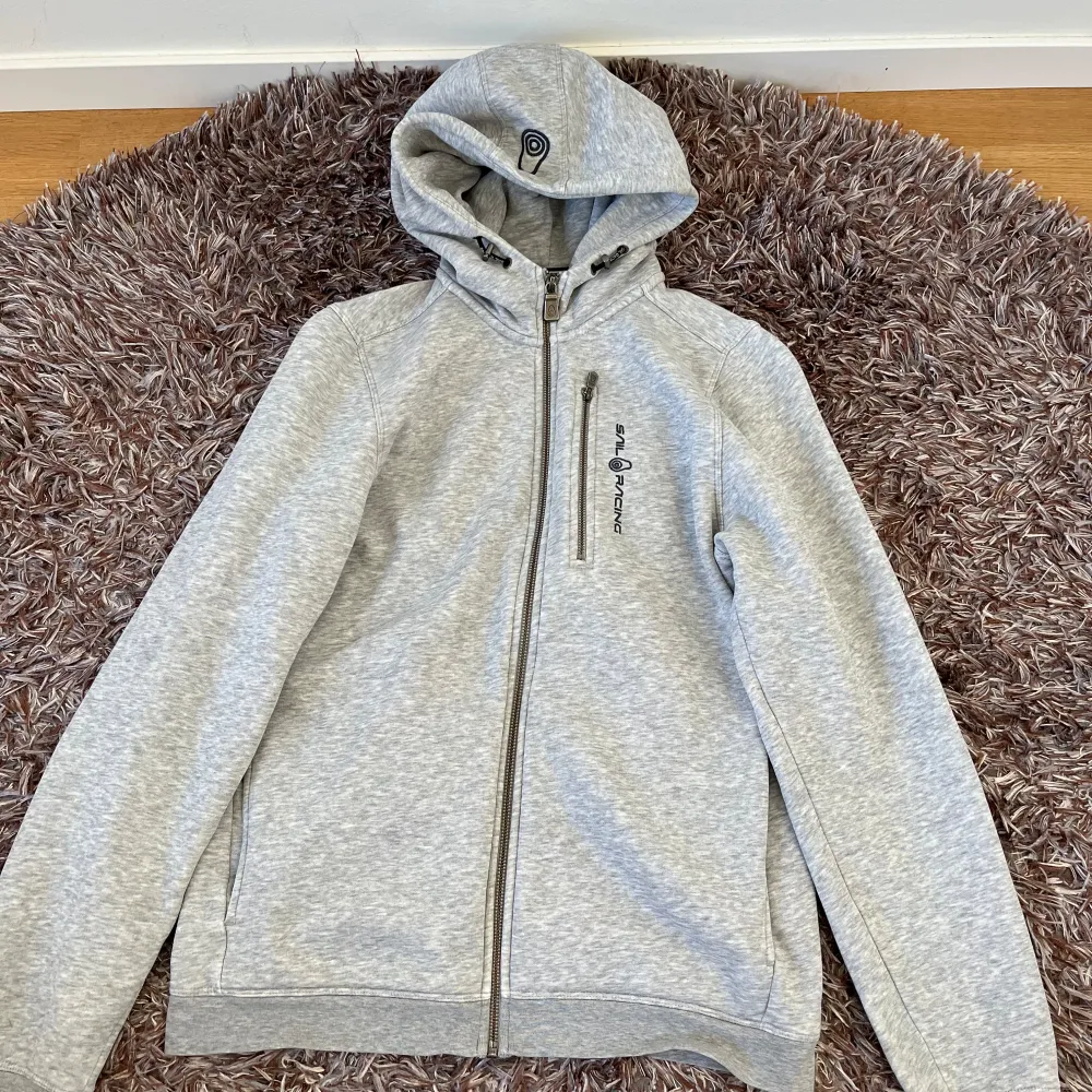 Säljer nu min sail racing zip hoodie i storlek 176, köpt på kidsbrandstore. Den kommer ej till användning därför vill jag sälja den. Den är i toppskick och allt är som det ska vara😁 Pris kan diskuteras!!. Hoodies.