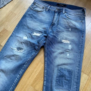 J.Lindberg jeans - J.Lindgerg jeans med riktigt feta slitningar. Storlek 31/32