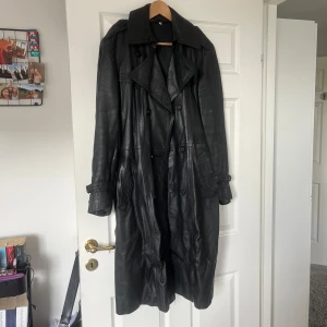 Skinnkappa i bra skick! - Säljer min skinnkappa. Vet inte exakt storlek men en är lite oversize på mig och jag är 172cm och har vanligtvis s på jackor/kappor.  