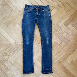 Nudie Jeans - Tja, säljer nu mina Nudie Jeans i modellen Grim Tim som är slimfit pga. Att de inte passar mig. Storleken är 30/34 och nypris ligger runt 2000kr. Mitt pris 499kr. Väldigt bra skick! Skriv till mig vid några frågor och funderingar!