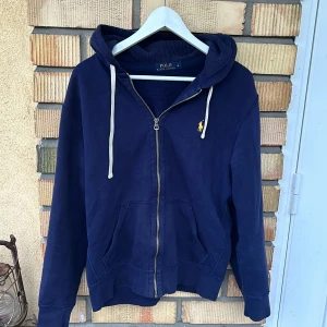 Ralph Lauren hoodie - Tja säljer denna feta Ralph Laurent zip hoodien riktigt bekväm. Inge defekter storlek M sitter snäppet under hör av vid funderingar