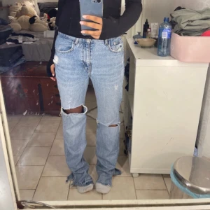 Jeans med hål🔥 - As snygga raka jeans med hål! 🔥🔥 midjemått är 37/38 cm och innerbenslängden är 82 cm❤️