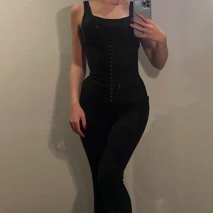 Waist trainer - Waist trainer med 3 olika mått. Passar XXS-M Formar midjan direkt men även över tid  Endast provad, tvättbar  Köpt för 900, pris kan diskuteras 