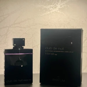 Club de Nuit Intense Man - 🔥Säljer min 200ml (omkring 198ml kvar, upp till det lila bandet) Club de Nuit flaska 🔥Sprayat ~10ggr 🔥 Nypris för 200ml är ~670kr, skriv vid intresse eller frågor! 