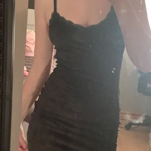 Svart sammet klänning  - Snygg klänning ifrån Divided. Skönt material med spets detalj. Passar lite mindre bröst. Används 2 gånger