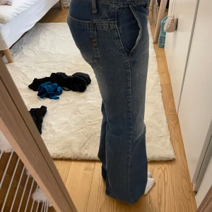 low waist jeans - så fina lågmidjade jeans som tyvärr är för små,  midjemått : ca 34-33cm rakt över innerbensmått: ca 80 cm jag är 167 cm lång för preferens