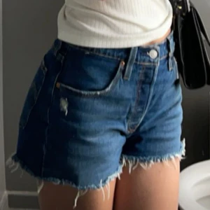Levis jeansshorts  - Väldigt snygga, med medelhögmidja. Det är också knappar istället för dragkedja men skulle säga att det inte är svårt att knäppa! Tror det är waist 26/27