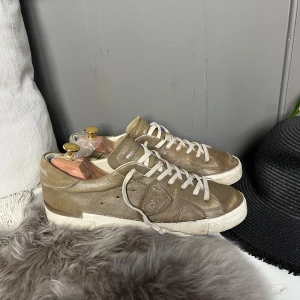 Philippe model skor  - Säljer dessa philippe model Paris skor i storlek 41. Skorna är använda i ca 6 månader. Boxen ingår. Finns några få skador på skorna därav priset. Tveka inte att höra av dig vid minsta fundering! 😃