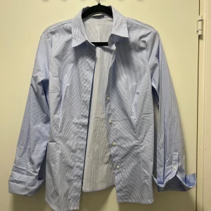 Mango, Figursydd skjorta  - Blårandig elegant skjorta. Oanvänd då jag köpte för storlek.  Storlek S 