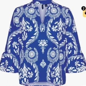 Blå blus  - Jätte söt blå blus från vero Moda, använd endast 1 gång 💓 i storlek xs! Pris kan diskuteras. 