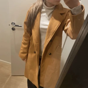 Höst kappa - Perfekt inför hösten!!🍁🍂 helt ny oanvänd kapp som passar perfekt nu till hösten! Pris går att diskutera!🙌