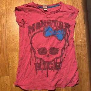 Monster high topp - söt topp från mönster high som inte kommer till användning <3 passar ungefär xs-s