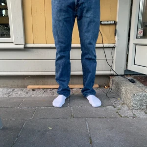 Levi’s jeans  - Levi’s Jeans modell 501 Storlek: L32 W32 Bra skick 8/10  Enbart liten slitning vid skrevet 