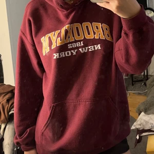 College hoodie  - Detta är en vinröd college tröja i storlek M. Den har inte används så mycket så den är i bra skick.  Om någon är intresserad är det bara att skriva.  Nypris: 600 kr 