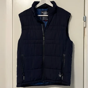 CHAMPION MÖRK BLÅ VEST - Vest Jacket frän Champions | Storlek: L (men passsr M) - Skicket pa jackan är bra med några tecken på användning - Varat pris: 300 - Nypris: 800 