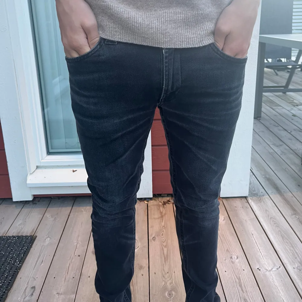 Hej! Nu säljs dessa väldigt snygg Dondup Jeansen   | skick 9/10 | inga defekter | sitter slim fit | storlek 31 men passar 30 lite små i storleken | säljs nu för endast 699kr! | kostar ca 3000 ny pris |  Vid ytterligare funderingar hör av er.. Jeans & Byxor.