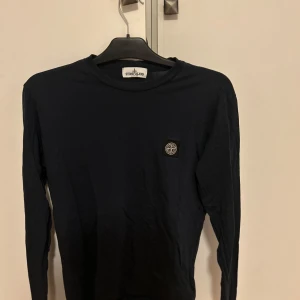 Stone island tröja - Tunnare tröja  Nypris:1200 Skick 7/10 minimalt hål på magen syns knappt Passar: XS/S