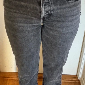 Jeans - Svarta raka jeans med medelhög midja