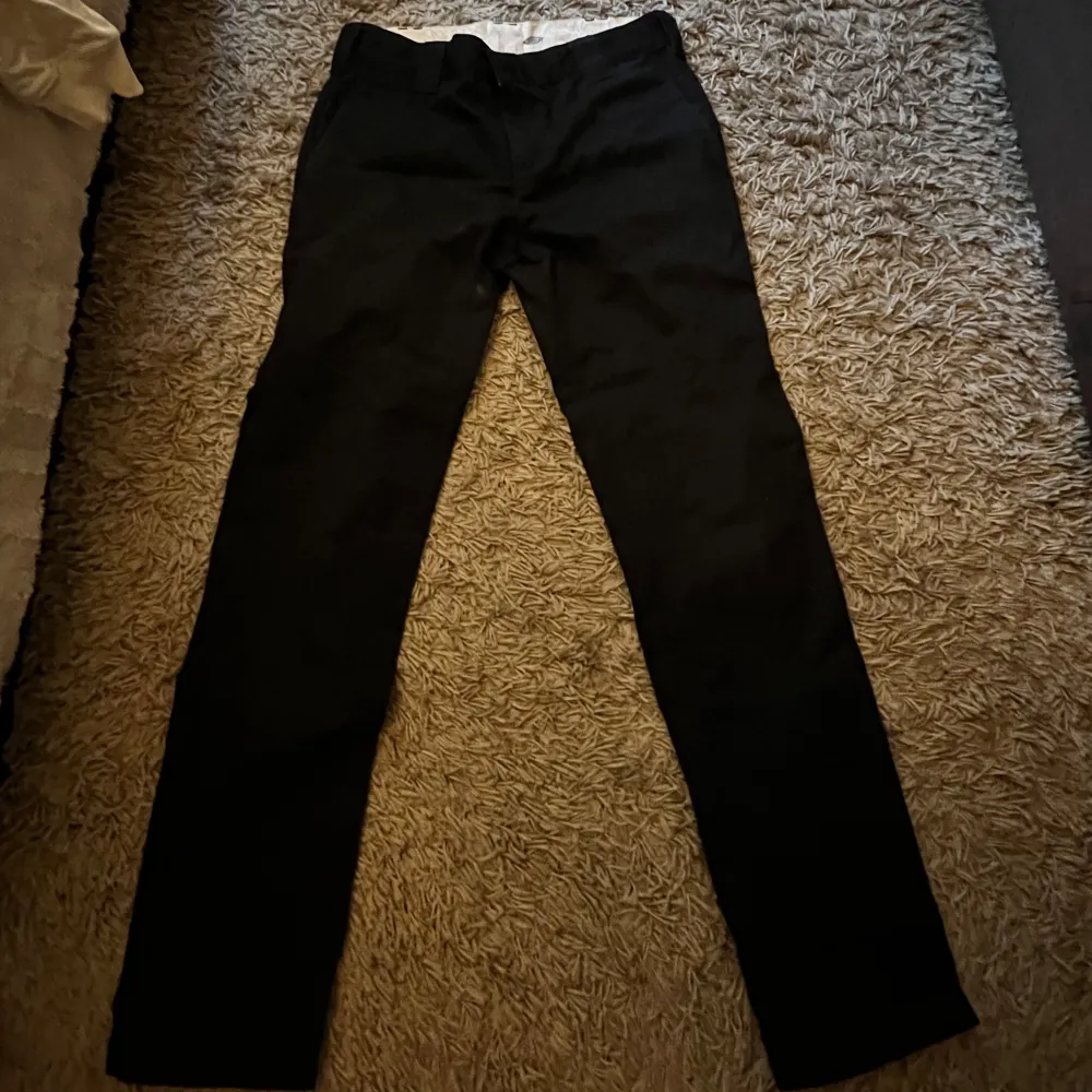 Säljer ett par svarta slim fit byxor från Dickies. De är i bra skick och perfekta för både vardag och fest. Byxorna har en klassisk stil och är gjorda i ett slitstarkt material. Kan Mötas upp i Värmland. Farkut & Housut.