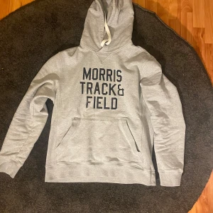 Morris hoodie - Säljer en sjukt fet och unik Morris hoodie! Hoodien är extremt snygg och väldigt bra skick, 9/10 i skick. Hoodien är slutsåld över allt! Nypris 1300kr! Hör av er om ni har fler funderingar! 