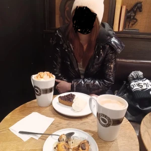 Calvin Klein jacka  - Jackan kommer inte till användning men är i bra skick förutom ett hål inne i jackan vid armhålan. Passar mig som har M.  Har haft den i ett år köpte på plick för 1000, hålet fanns redan då.