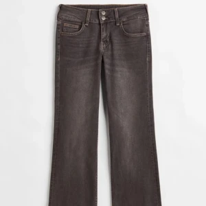 bruna lowwaist flared jeans - ett par bruna snygga lowwaist flared jeans från hm, tror inte de går att köpa längre. midjemått: ca 37cm tvärs över, innerbenslängd: ca 80cm. kontakta mig för bilder på och köparen står för frakten 💕💕💕