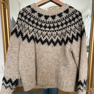 ”Islands-tröja”  - Säljer denna ”islandströja” från Uniqlo då den inte kommer till användning. Superskön och i gott skick.   Köparen står för frakten, kan även hämtas upp i Uppsala. 