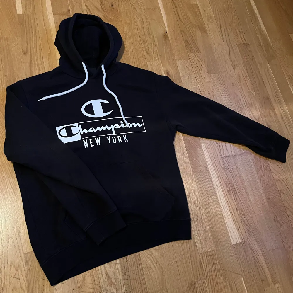 Lite använd i fint skick. Storlek: medium Färg: svart  Vid frågor/ bilder skicka dm.. Hoodies.