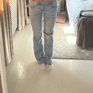 Lågmidjade jeans - Super snygga lågmidjade jeans, kommer tyvärr inte till användning 💓 Skriv för mått!