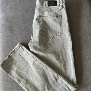 Jeans  - Säljer dessa gråa jeans från Gina då dem aldrig kommer till användning längre. 