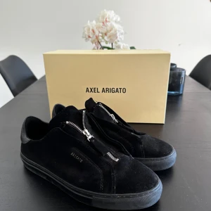 Axel Arigato skor - Väldigt snygga och stilrena skor från Axel Arigato, dom är i nyskick och förtjänar inte att bara stå i hallen. Låda följer med, perfekta skor som passar till allt och håller sig fräsha så länge man vill pga att dom är helsvarta.😁
