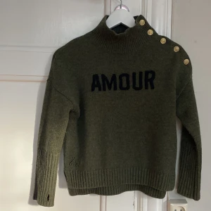 Amour Zadig tröja - Tröjan mår jättebra nästan helt ny och den är inte nopprig eller har hål i sig