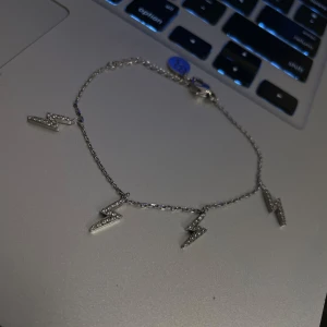 Armband med blixtar  - Såå fint armband med blixtrar på. Osäker vart den är ifrån då jag fått den av en vän!💗