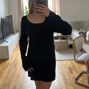 klänning  - stickad klänning med så fina vida ärmar,  från nakd, knappt använd så i mycket bra skick. perfekt nu till hösten🍂🤍