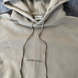 Saint Laurent Paris Hoodie - Tja, säljer denhär sjukt feta hoodie från det lyxiga märket Saint Laurent!Den här är riktigt eftertraktad och svår att få tag i| Storlek S| Skick 9,5/10| Priset är inte hugget i sten! Pris går att diskuteras vid snabb och smidig affär!
