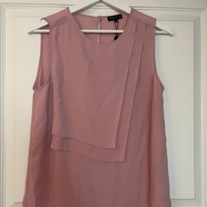 Oanvänt ljusrosa linne storlek 36!! - Ett jättefint ljusrosa linne från Mq, märke STOCKH LM. Helt oanvänd, lappen kvar. Linnet har en pytteliten grå prick på ryggen, men det är inget som syns.