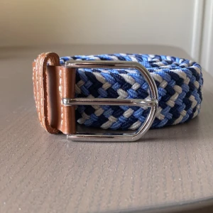  Flätat bälte från Nordicwear - Bältet är 107cm. Inga ytliga skador men lite dåliga sömmar på insidorna annars i bra skick