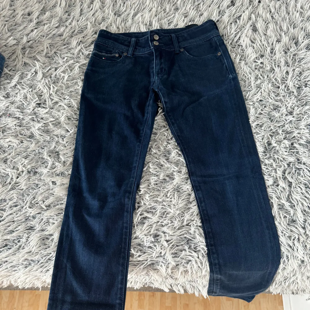 Ett par jätte fina lågmidjade Tommy hilfiger jeans som är snålt använda. En gammal modell där storleken är 14. Jag har vanligtvis st s så skulle säga att de är ungefär st xs/xxs.. Jeans & Byxor.