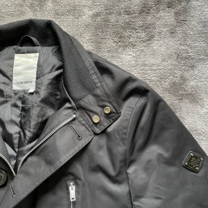 J Lindberg rock/jacka - Säljer superfet j Lindberg jacka/rock i storlek M. Den är true to size och är i bra skick. Har bara en defekt och det är att en knapp saknas. Men syns typ inte 😊se sista bild. 