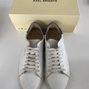 Arigato i fint skick - Arigato sneakers i fint skick. 