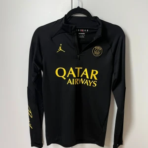 Saint germain Jordan  - En saint germain zip tröja storlek xs , den är använd 2 gånger , köpt på Nike hemsida för 749 kr för ungefär 2 månader sedan , den är slim fit passform 