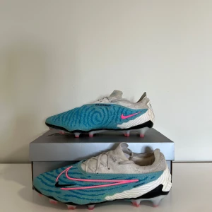Nike phantom GX 44.5 - Nike phantom GX skor i bra skick  Skick 7/10  Storlek 44.5