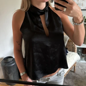 Halterneck topp - Säljer min jättefina halterneck topp från Zara som är helt slutsåld💞