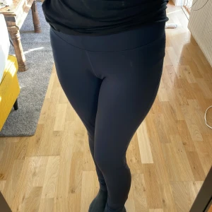 Tränings byxor  - Som nya använt en gång! Midja: 39 längd: 95