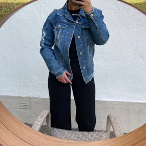 Klassisk blå jeansjacka - Säljer en snygg och tidlös blå jeansjacka. Den har en oversize passform med långa ärmar och knappar framtill. Perfekt för vår och höst, och funkar lika bra till vardags som till fest. Ett måste i garderoben!