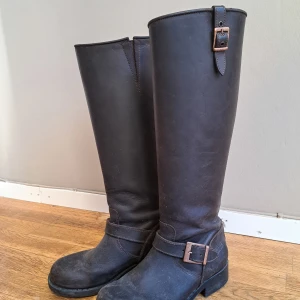 Johnny bulls - Höga, bruna Johnny Bulls i fint skick med roséguldfärgade detaljer. Storlek 38, endast använda en säsong och väl omhändertagna (insmorda och rengjorda regelbundet). Kan hämtas i Linköping fram t.o.m. 27/9 eller i Stockholm därefter.